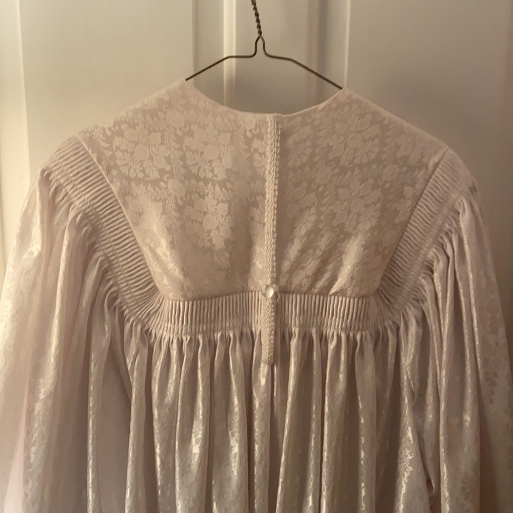 White Ceremonial Robe - Picture 4 of 5
